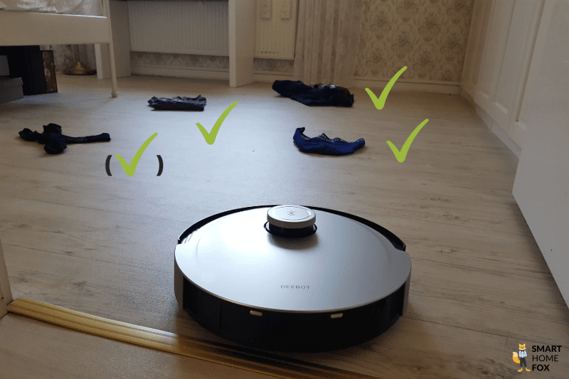 Der ECOVACS DEEBOT X1 OMNI umfährt im Hinderniserkennungstest Klamotten.